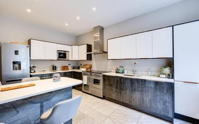 Delightful Holiday Home With sea Views and Hot Tub