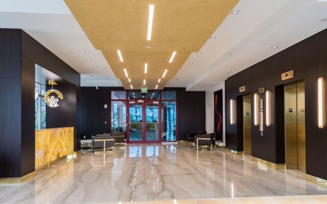 CH Deluxe Apartments  by MDR