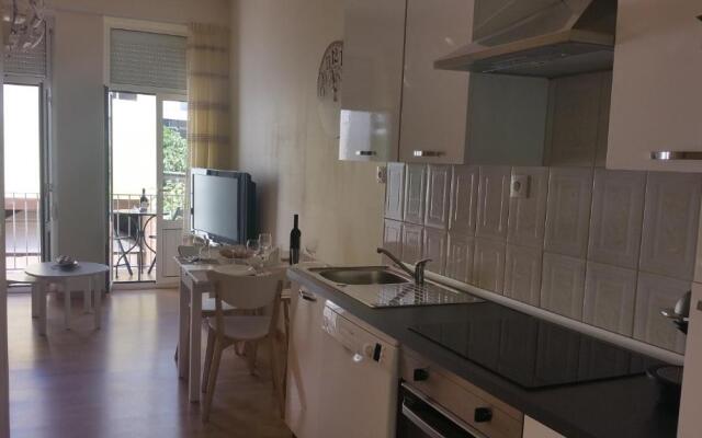 Downtown Porto next to subway with parking FREE