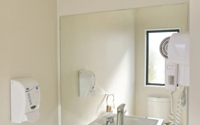 Le Chalet Suisse Motel Apartments