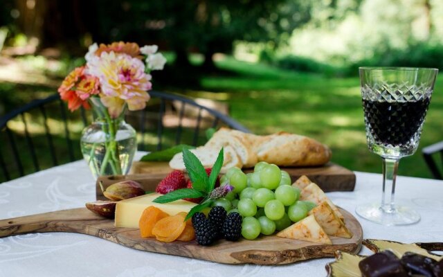 Arlingtons River Rock Inn Bed & Breakfast