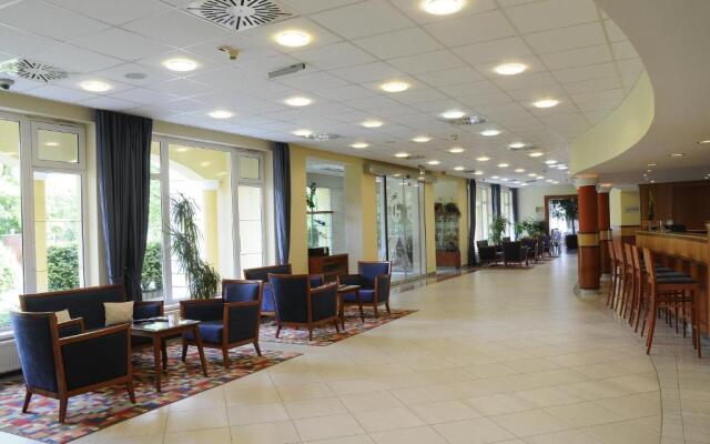 Garden Hotel Wellness Es Konferencia