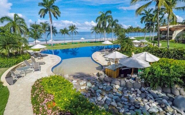 Beachfront Luxury condo with 2 swimming pool