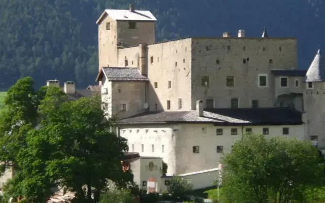 Schloss Naudersberg