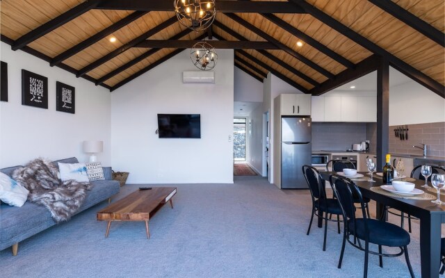 Modern, Plush & Picturesque - Brand New Townhouse