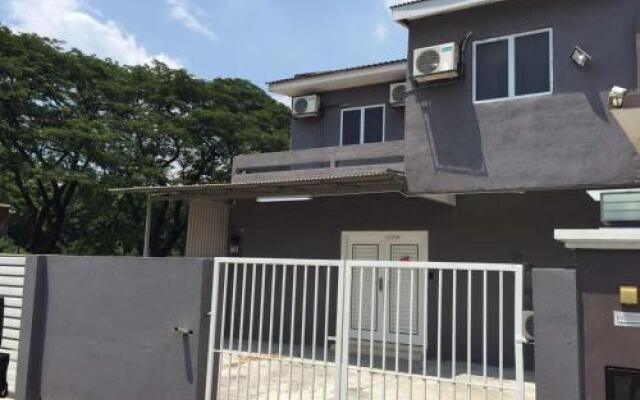 CW Guest House 18Pax