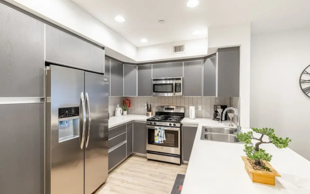 Fully Furnished 3br Apartment On Poinsettia Pl 3 Bedroom Apts by RedAwning