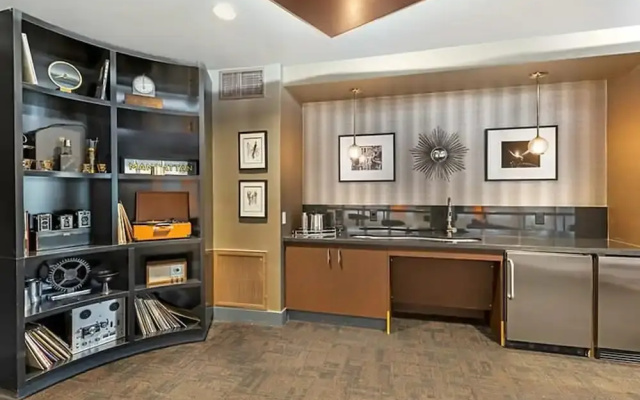 Stylish Retreat W Pool GYM Parking 10min to Cedars