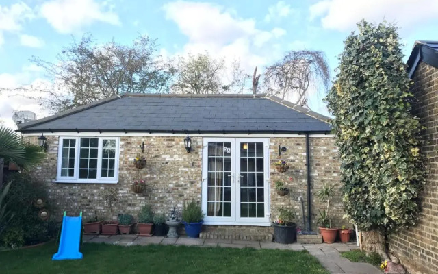 cosy cottage annex in Fairlop