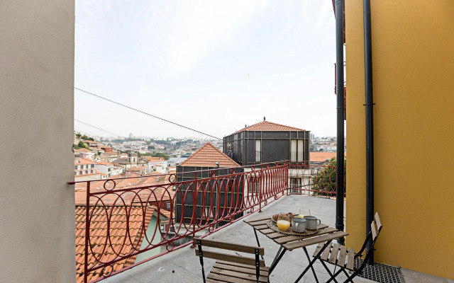 Superb Flat w/ Balcony and AC by LovelyStay