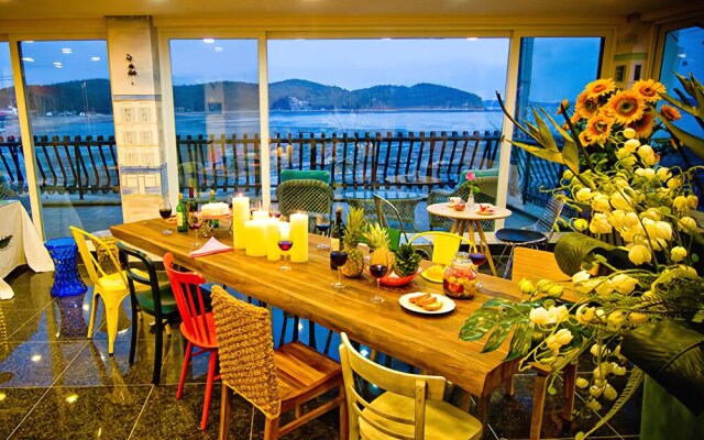 Taean (Anmyeondo) Before Sunset Pension