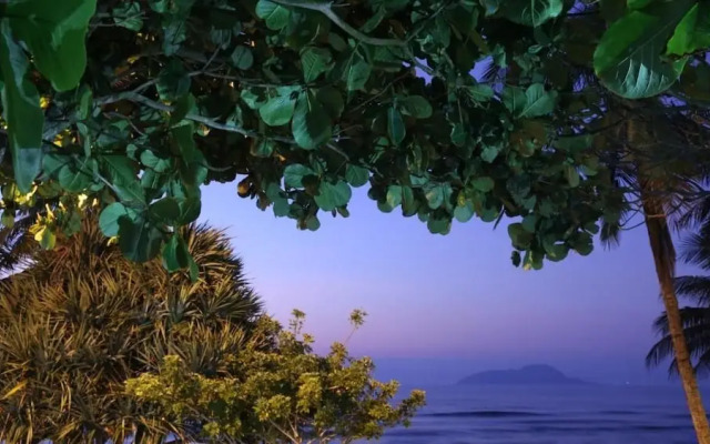 Pé na areia do Guarujá - Praia do Tombo (F)