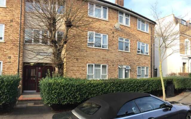 Spacious North London Flat With Balcony