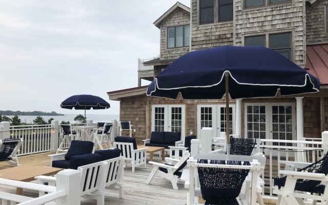 The Burrus House Inn Waterfront Suites