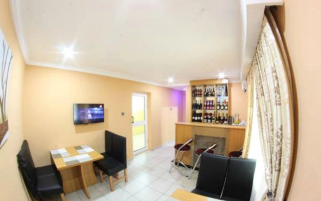 Celia's Suites