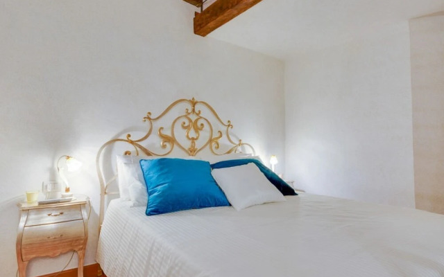 GuestHost - Duomo View Anna's Apartment