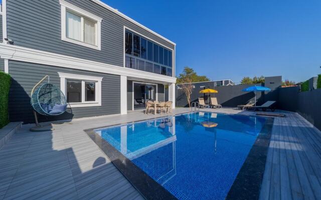 Villa With Pool and Backyard in Kepez