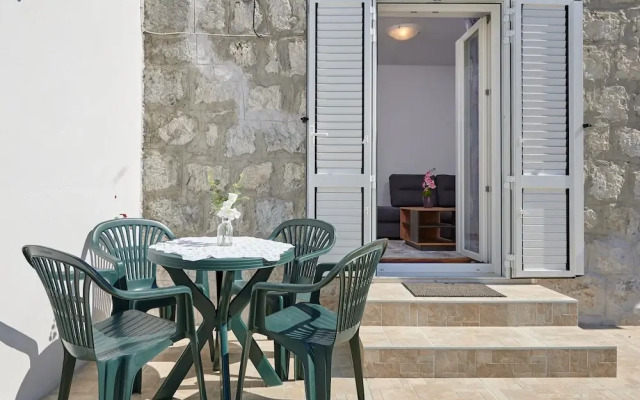 Cozy Downtown Trogir Apartment With Balcony