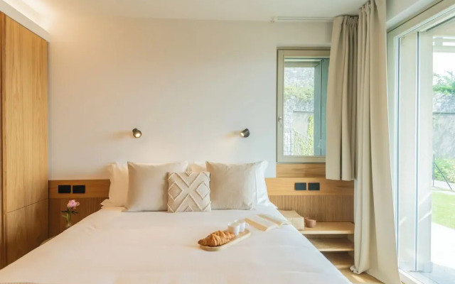 Pureview Luxury Suites, with breakfast & pool
