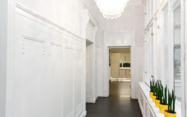 BpR Sophisticated Astoria Suite with Balcony
