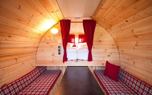 Harmony beim Holzschnitzer