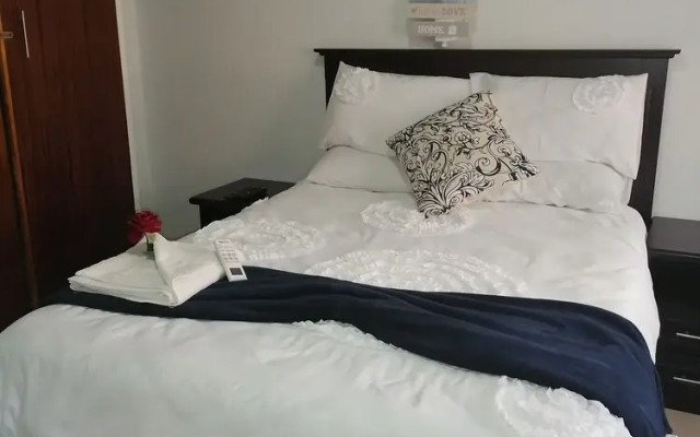 Rose and Thorn Guesthouse - Adults Only