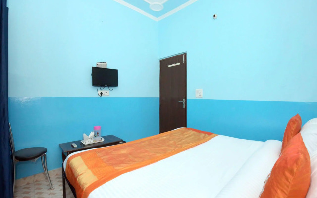 OYO 11886 Hotel Crystal