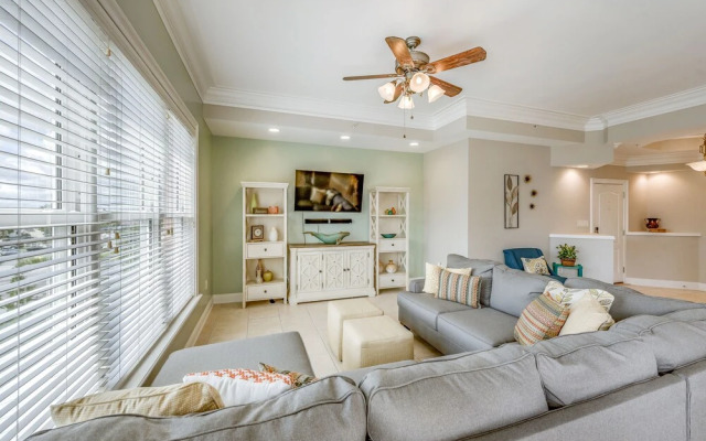 Penthouse Luxury - Exquisite Oceanside Condo
