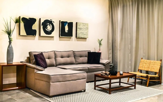 Luxury One BR Apartment With Shared Pool Gym