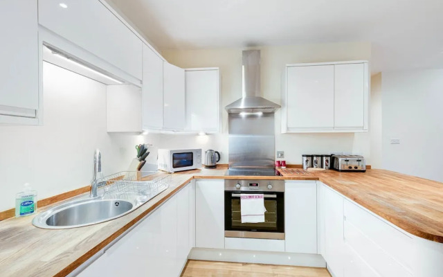 Luxury 3 Bedroom Apartment with Parking