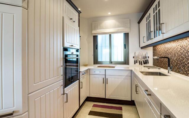 CB1- Sweet flat, shared pool in perfect location
