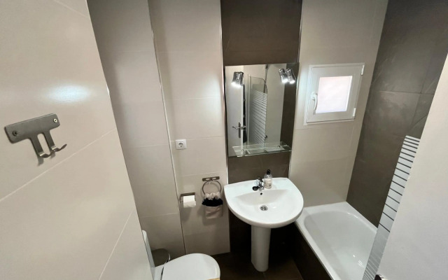 4 BEDROOMS -SENECA Center Apartment