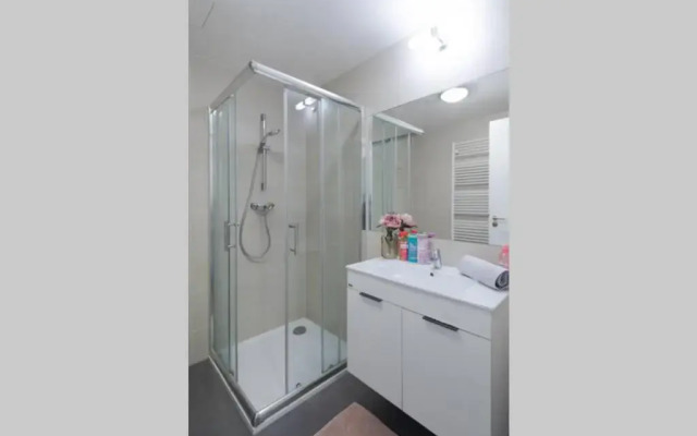 Bright studio, 10min to the Centre, free Netflix