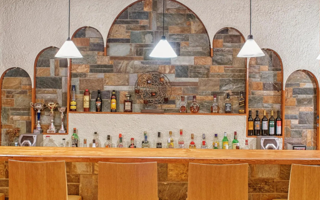 Cavos Bay Hotel and Studios