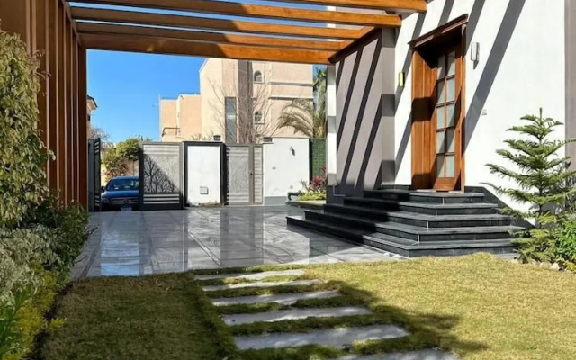 Beverly hills standalone villa with pool