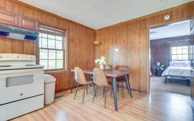 7 Mi to Downtown Toledo: Pet-friendly Apartment