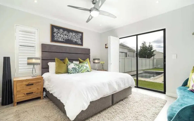 Spacious Sunningdale Retreat With Poolside Charm
