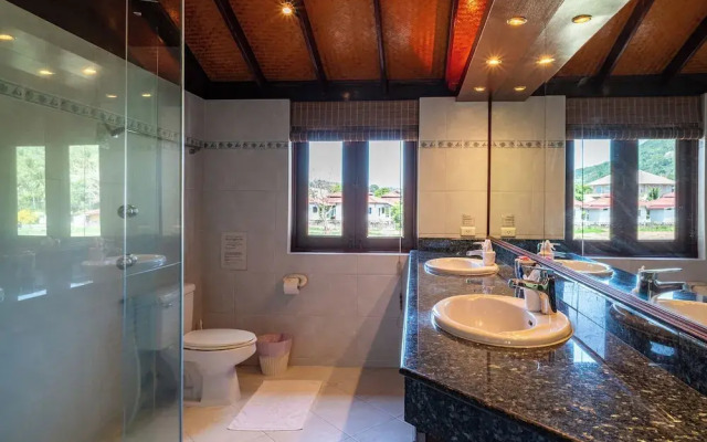 Tropical Beachfront 4 Bdr Villa - KBR24