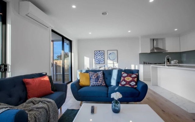 Trendy Sweet Home In Blackburn South