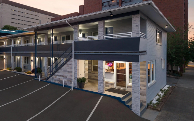 Travelodge by Wyndham Everett City Center