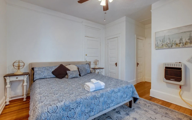 Walkable Savannah Escape in Historic District!
