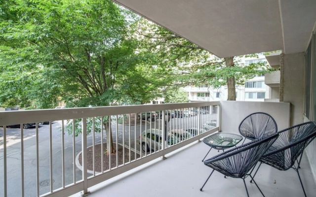 Apt Near Airport in Crystal City