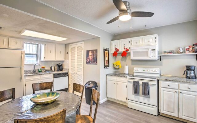 Pet-friendly Dallas Townhome w/ Outdoor Grill