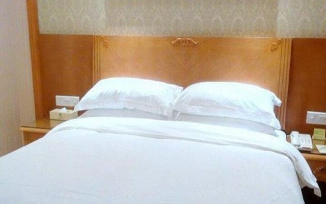 Vienna Hotel (Shenzhen Henggang & Tangkeng Metro Station)