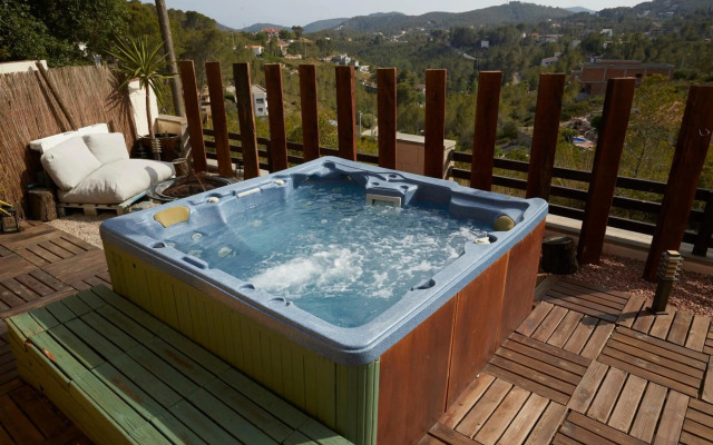 Amazing Vila close to Sitges, jacuzzi, swimming pool & exellent views