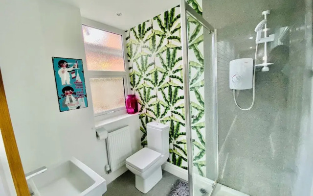 Blackpool - 4 Beds - Sleeps 10 - Pet Friendly