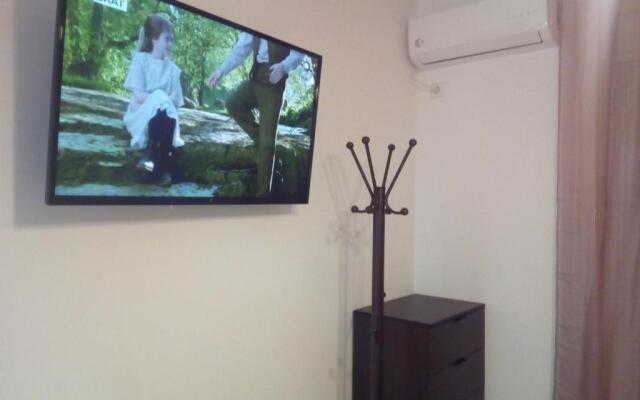 New studio next to metro for 2 people