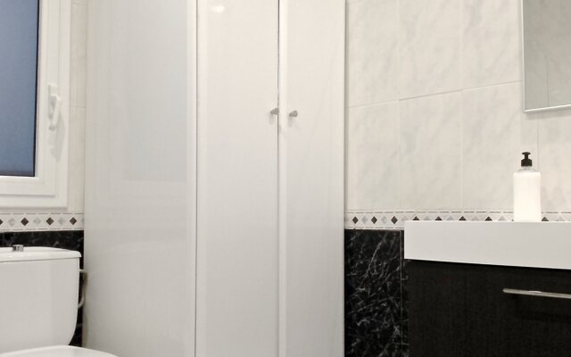 Smart 3BR balconies in historical Gothic - MACCA