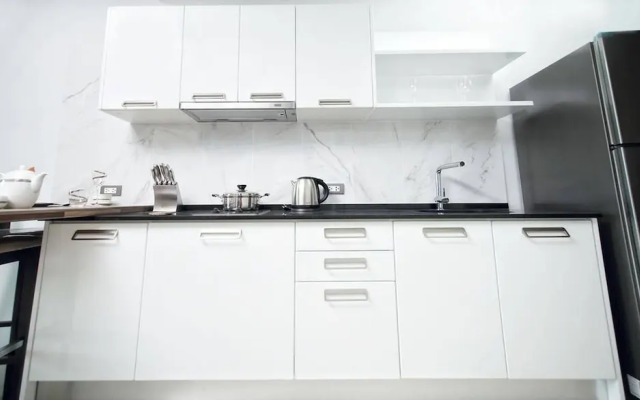 Pool Front Sexy Studio Fully Furnished Apartment