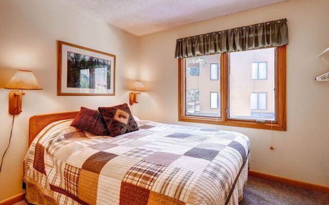 Perfect Mountain Retreat/3br -fireplace, Kids Ski Free 3 Bedroom Condo by RedAwning